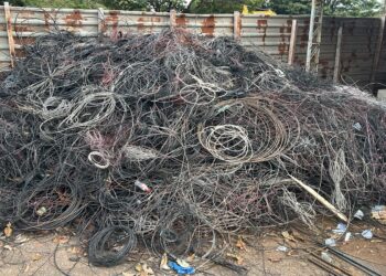 Prefeitura retira cerca de 5 toneladas de fios abandonados nos postes de Campo Mourão