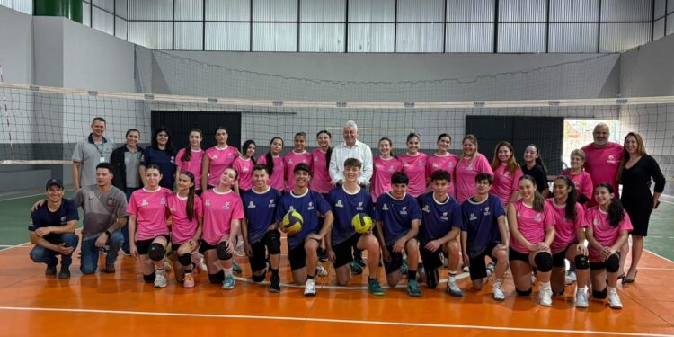 Voleibol de Campo Mourão recebe novos equipamentos e uniformes para fortalecer treinamentos