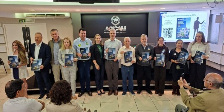 Candidatos receberam Caderno de Propostas Estratégicas