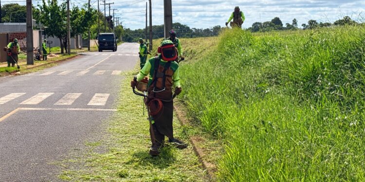 Prefeitura mantém rotina de roçadas e reforça cuidados com espaços públicos de Campo Mourão