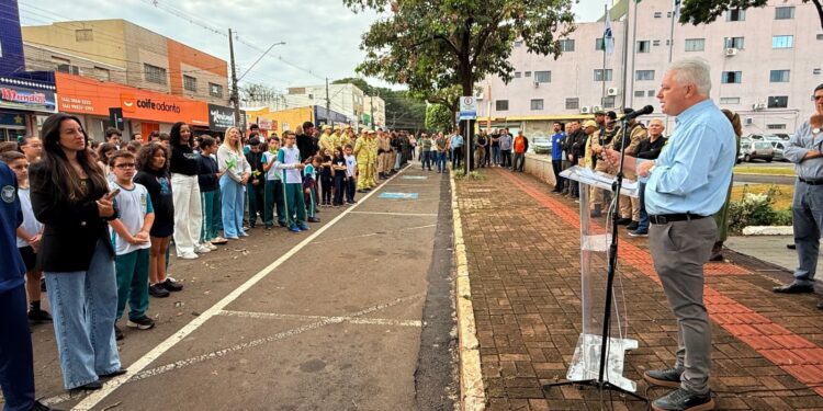 Semana da Pátria é aberta com ato cívico em frente à Prefeitura de Campo Mourão