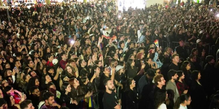 Carol Biazin emociona público e encerra turnê em show histórico em Campo Mourão