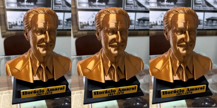 Secretaria de Cultura recebe busto do ex-prefeito Horácio Amaral doado pelos filhos