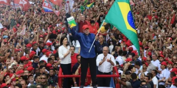 Lula é reeleito presidente do Brasil em virada histórica