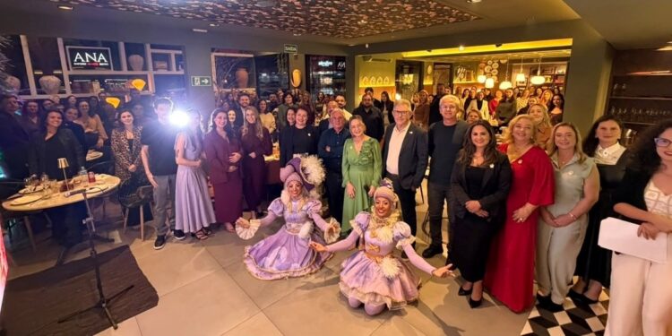Márcia Renisz homenageada no “Mulheres em Evidência”