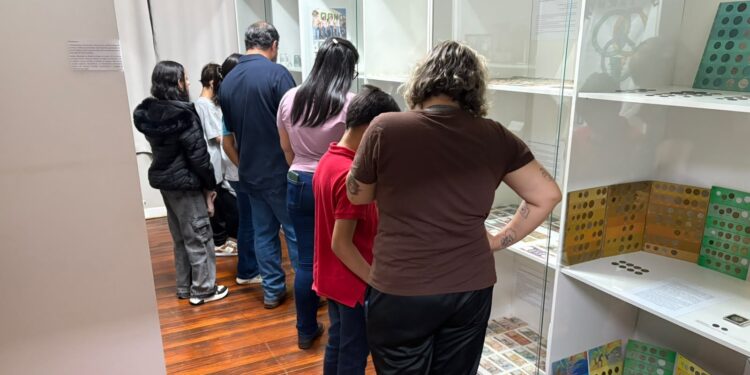 Museu abre à noite e recebe alunos e pais da Escola Municipal Paulo VI