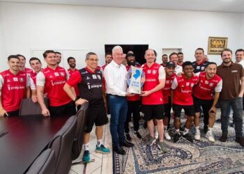 Prefeito recebe atletas e diretoria do Carneirão, campeão da Copa Sul de Futsal
