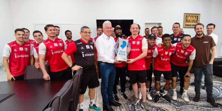 Prefeito recebe atletas e diretoria do Carneirão, campeão da Copa Sul de Futsal
