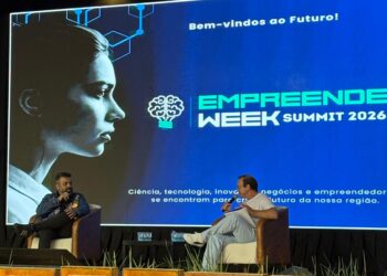 Igor 3K palestra sobre empreendedorismo digital no Empreende Week Summit