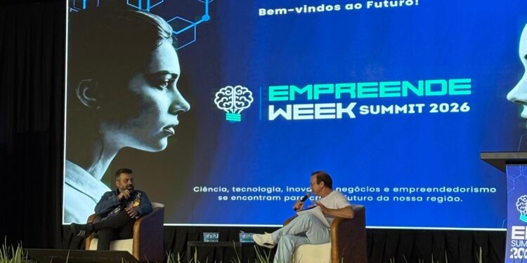 Igor 3K palestra sobre empreendedorismo digital no Empreende Week Summit